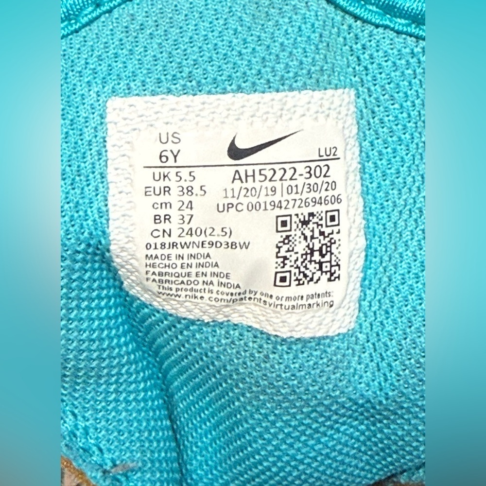 Nike Turquoise and White Athletic Shoes - Picture 3 of 5